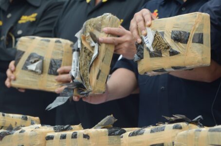 Komisyjne spalenie 3 ton marihuany. Miasteczko zostało ujarane. Indonezja