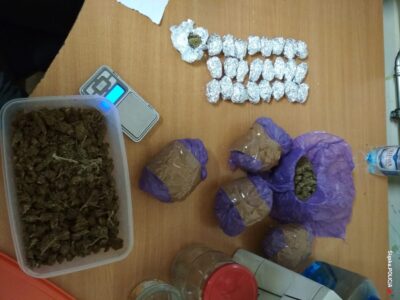 Mieszkaniec Bytomia sprzedawał marihuanę w specyficzny sposób. W piwinicy miał dwa słoiki - w jednym klienci zostawiali pieniądze, z drugiego brali marihuanę.