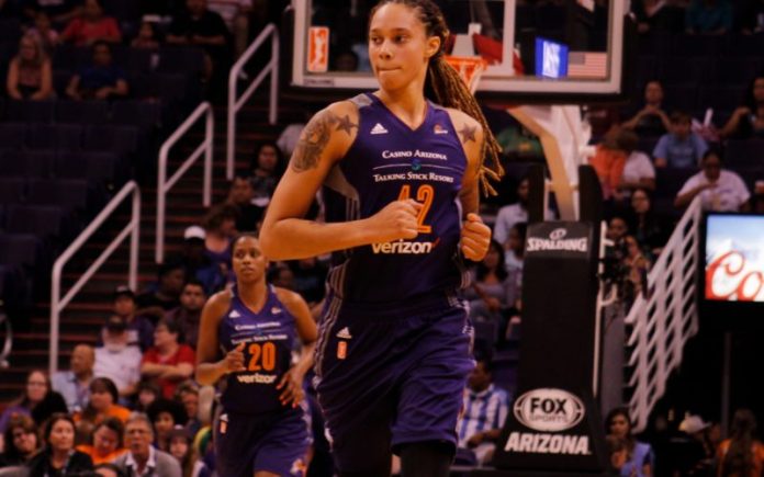 Brittney Griner amerykańska gwiazda koszykówki została aresztowana w Rosji za posiadanie wkładów z konopiami indyjskimi. Co ciekawe zatrzymanie i groźba 10 letniej kary więzienia dla zawodniczki WNBA zbiegła się w czasie z agresją Rosji na Ukrainę.